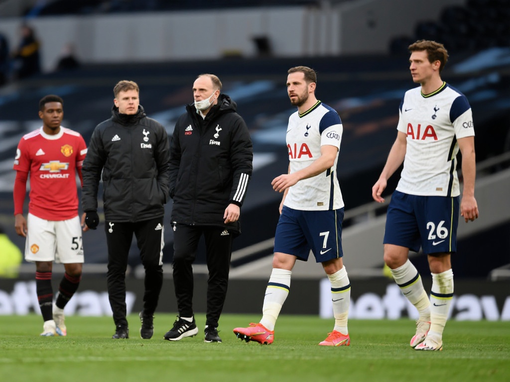 库尔图瓦夫妇亮相GQ年度男士颁奖礼，修长身姿尽显优雅风范